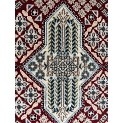 Tappeto Persiano Nain 9L "Geometrico" – 138x90 cm – Lana e Seta, Rosso Rubino e Panna