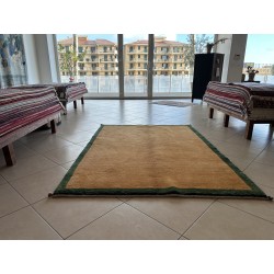 Tappeto Persiano Gabbeh Moderno Persiano – Giallo Ocra / Senape e Bordo Verde Scuro – 206 x 148 cm – Nuovo